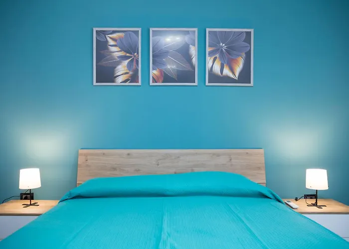 Harbour House And View *